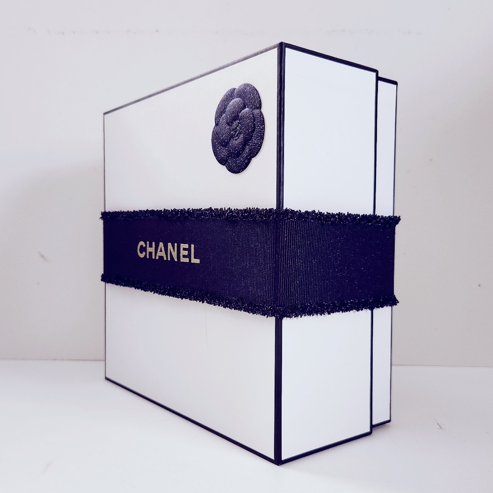 Chanel Gift Box - Picture 2 of 10